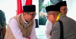 Ketua DPRD Kabupaten Bogor, Sastra Winara, menyalami calon jemaah haji di sela acara pelepasan keberangkatan kloter pertama jemaah haji asal Kabupaten Bogor. (Sumber: Istimewa)