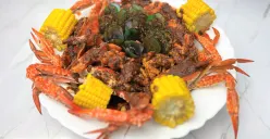 Aneka hidangan seafood segar di Jakarta Selatan, mulai dari kepiting saus Padang, lobster, ikan bakar, hingga kerang dengan berbagai pilihan bumbu favorit. (Sumber: Wikimedia Commons)