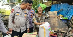 Petugas Polsek Ciruas memberikan bantuan sembako kepada korban kebakaran rumah di Kampung Kesampangan, Desa Cigelam, Kecamatan Ciruas, Kabupaten Serang. (Sumber: Dok. Istimewa)