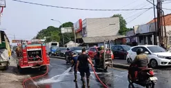 Petugas Damkar Kota Depok membersihkan jalan di Jalan Raya Parung-Ciputat yang terlumuri tumpahan oli. (Sumber: Dok. Istimewa)