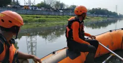 Tim SAR gabungan melakukan pencarian terhadap seorang pemuda diduga tenggelam di Kali Banjir Kanal Barat, Jalan Tanggul Banjir Kanal Barat, Grogol Petamburan, Jakarta Barat. (Sumber: Dok. Istimewa)