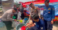 Anggota Polresta Tangerang saat menyalurkan air bersih kepada masyarakat di Kecamatan Tigaraksa. (Sumber: Poskota/Veronica)