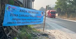 Kondisi kawasan Jalan Raya Cipatat yang terkena dampak debu batu kapur. (Sumber: Poskota/Gatot Poedji Utomo)
