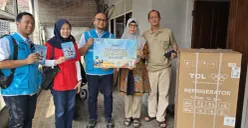 Penyerahan hadiah pemenang undian NGEBUT oleh Manager PLN UP3 Jatinegara Andi Seno Hendriatmoko, kategori "Pelanggan Bayar Taglis Tepat Waktu via PLN Mobile". (Sumber: PLN UID Jakarta Raya)