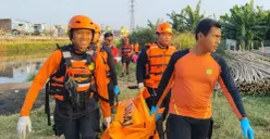 Tim SAR Gabungan menemukan M. Tomul Adi Kurniawan, 19 tahun korban yang diduga terseret arus dan tenggelam di Kali Banjir Kanal Barat (BKB), Grogol Petamburan, Jakarta Barat. (Sumber: Istimewa)