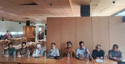 Tim kuasa hukum mantan Jaksa Agung Muda Jampidsus, Febrie Adriansyah saat memberikan keterangan pers di kawasan Senayan, Tanah Abang, Jakarta Pusat, Selasa, 4 Agustus 2026. (Sumber: Poskota/Ali Mansur)
