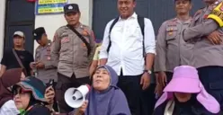 Ratusan warga saat ikut mengawal sidang tuntutan dua terdakwa kasus dugaan penistaan agama di PN Rangkasbitung, Lebak. (Sumber: Istimewa)