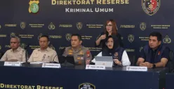 Konferensi pers Polda Metro Jaya terkait pemulangan tiga warga negara Indonesia (WNI) yang menjadi korban tindak pidana perdagangan orang (TPPO) dari Libya, di Polda Metro Jaya, Jakarta Selatan, Selasa, 4 Agustus 2026. (Sumber: Poskota/Ali Mansur)