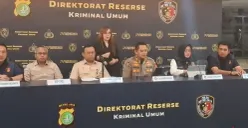 Konferensi pers Polda Metro Jaya terkait pemulangan tiga warga negara Indonesia (WNI) yang menjadi korban tindak pidana perdagangan orang (TPPO) dari Libya, di Polda Metro Jaya, Jakarta Selatan, Selasa, 4 Agustus 2026. (Sumber: Poskota/Ali Mansur)