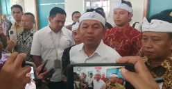 Gubernur Jabar, Dedi Mulyadi memberikan pernyataan kepada wartawan di Kantor BPSDM Jabar, Kota Cimahi, Selasa, 4 Agustus 2026. (Sumber: Poskota/Gatot Poedji Utomo)