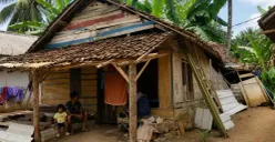 Kondisi rumah warga di Caringin, Labuan, Pandeglang nyaris roboh dan mengaku tak pernah terima bansos PKH serta BPNT. (Sumber: Poskota/Samsul Fatoni)