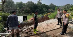 Pihak kepolisian melakukan pengecekan lokasi terjadinya longsor akibat hujan deras di Tajurhalang, Kabupaten Bogor. (Sumber: Polsek Tajurhalang)