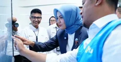 Stafsus Wapres RI, Tina Talisa meninjau sistem canggih pengatur distribusi listrik Jakarta bekerja secara otomatis dalam meminimalisir potensi gangguan di ruang Distibution Control Center PLN UP2D Jakarta. (Sumber: Dok. PLN UID Jakarta Raya)