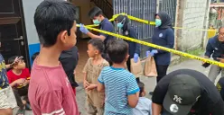 Tim Puslabfor Polri melakukan olah TKP di rumah kontrakan pelaku mutilasi di Gang Belimbing RT 3/RW 5, Cipayung Jaya, Kota Depok, Rabu, 5 Agustus 2026. (Sumber: Poskota/Angga Pahlevi)