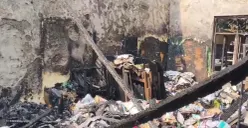 Kebakaran menghanguskan gudang penyimpanan buku di SDN 04 Srengseng Sawah, Jagakarsa, Jakarta Selatan, Kamis, 6 Agustus 2026. (Sumber: Poskota/Ali Mansur)