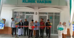 Kepala Kantor Urusan Haji dan Umroh Kabupaten Purwakarta, Syamsi Mufti melakukan gunting pita dibukanya klinik vaksin di RSU Asri, Mulyamekar, Babakancikao, Kabupaten Purwakarta, Kamis, 6 Agustus 2026. (Sumber: Poskota/Dadan Sukmana)