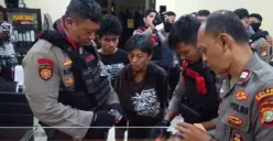 Polisi menyerahkan kedua pelaku dan barang bukti narkoba sinte ke Polsek Sukmajaya. (Sumber: Polres Metro Depok)