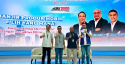 Para narasumber berfoto bersama usai talkshow sebagai penutup rangkaian diskusi mengenai panduan cerdas memilih mobil di tengah beragam pilihan kendaraan yang ditawarkan pada GIIAS 2026. (Sumber: Poskota/Dimas Prasettyo)