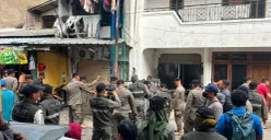 Petugas gabungan membongkar bangunan semi permanen yang berdiri di atas saluran Phb di Jalan Abdul Jalil, Karet Tengsin, Tanah Abang, Jakarta Pusat, Kamis (6/8/2026). (Sumber: Istimewa)