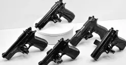 Perbedaan airsoft gun dan senjata api ramai diperbincangkan usai viral penemuan 995 senpi di sekolah Jaksel. (Sumber: Pexels/Felipe Jimenez)