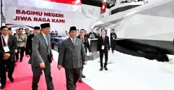 Presiden Prabowo Subianto sedang mengunjungi booth Republikorp saat Indo Defence 2025 di Jakarta. Didampingi oleh Menteri Pertahanan, Sjafrie Sjamsoedin dan Pendiri Republikorp, Norman Joesoef . (Sumber: Istimewa)