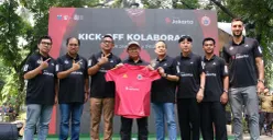 Gubernur DKI Jakarta, Pramono Anung (tengah) bersama pelatih Persija Jakarta Shin Tae-yong dan para pemain di acara Bank Jakarta x Persija Collaboration Kick -Off di Taman Suropati, Menteng, Jakarta Pusat, Minggu, 9 Agustus 2026. (Sumber: Istimewa)