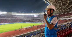 Petugas PLN UID Jakarta Raya melakukan pemantauan langsung kondisi kelistrikan selama laga Chelsea melawan AC Milan di Stadion Utama Gelora Bung Karno (SUGBK), Jakarta, Sabtu (8/8) malam. (Sumber: PLN UID Jakarta Raya)