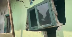 Salah satu rumah warga terdampak pergerakan tanah di Lebak rusak parah. (Sumber: Pos Kota/ Samsul Fatoni)