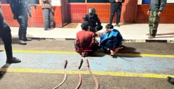 Tim Patroli Brimob Polda Metro Jaya menangkap dua pemuda pelaku aksi tawuran antarkelompok pemuda di Jalan WR Supratman, Cempaka Putih, Ciputat Timur, Tangerang Selatan, Minggu, 9 Agustus dini hari. (Sumber: Polda Metro Jaya)