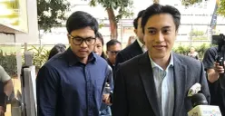 YouTuber Muhammad Jannah alias Bigmo (kiri) memenuhi panggilan penyidik terkait dugaan pelibatan anak di bawah umur dalam promosi liquid vape di Mapolda Metro Jaya, Jakarta Selatan, Senin, 10 Agustus 2026. (Sumber: Poskota/Ali Mansur)