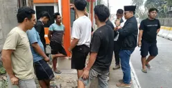 Sejumlah sopir ekspedisi melakukan protes terhadap palaing pintu parkir berbayar di Kawasan Industri Pancatama, Kabupaten Serang, Senin, 10 Agustus 2026. (Sumber: Poskota/Rahmat Haryono)