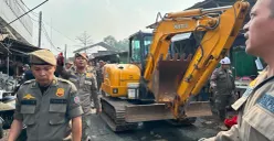 Petugas Satpol PP Kota Depok menertibkan ratusan bangunan lapak tidak berizin di area Pasar Cisalak, Cimanggis, Kota Depok, Senin 10 Agustus 2026. (Sumber: Satpol PP Depok)