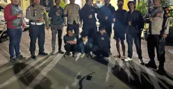 Polisi bersama masyarakat berhasil mengamankan pelaku tawuran dan sajam digunakan serta dua unit hp. (Sumber: Pos Kota/ Angga)