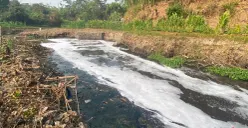 Kondisi aliran Sungai Cihaur di Kampung Pangkalan, RT 03/13, Desa Cipeundeuy, Kecamatan Padalarang, Kabupaten Bandung Barat. (Sumber: Pos Kota/Gatot Poedji Utomo)