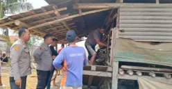 Petugas Polsek Pontang dan Tim Resmob Satreskrim Polres Serang melakukan olah TKP dan menelusuri jejak pencuri kambing. (Sumber: Polsek Pontang)