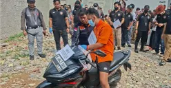 Saepullah, tersangka mutilasi, melakukan rekonstruksi pembunuhan terhadap korban di kawasan Pancoran Mas, Kota Depok, Selasa, 11 Agustus 2026. (Sumber: Poskota/Angga Pahlevi)