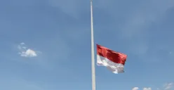 Ilustrasi pengibaran bendera setengah tiang. (Sumber: Setneg.go.id)
