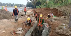 Puluhan pekerja saat melakukan aktivitas di lokasi proyek revitalisasi Situ Cikedal, Kabupaten Pandeglang. (Sumber: Poskota/Samsul Fatoni)