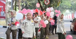 Anggota Satpol PP Kabupaten Tangerang saat membagikan bendera Merah Putih kepada pengguna jalan. (Sumber: Dok. Istimewa)