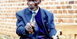 Kimani Maruge mengenakan seragam sekolah dan mengikuti pendidikan dasar di Kenya pada usia 84 tahun, sebuah kisah yang kemudian tercatat dalam Guinness World Records. (Sumber: Facebook)