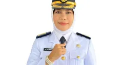 Sosok Camat Rancabungur Dita Aprillia viral setelah video yang memperlihatkan dirinya mengingatkan tukang cukur untuk memasang bendera Merah Putih. (Sumber: Dok. Diskominfo Kabupaten Bogor)