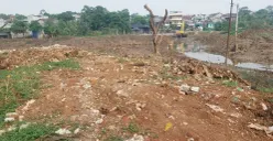 Alat berat dikerahkan ke Kali Pesanggrahan saat proses normalisasi. (Sumber: Dok. Istimewa)