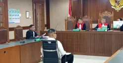 Terdakwa Bangun Paulus Tudungta menjalani sidang perdana perkara dugaan pemerasan di Pengadilan Negeri Jakarta Pusat, Rabu (12/8/2026). (Sumber: Istimewa)