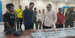 Petugas gabungan mengamankan ribuan butir tramadol dan hexymer ilegal serta dua pengedar dalam operasi pemberantasan obat ilegal di kawasan Tanah Abang, Jakarta Pusat. (Sumber: Istimewa)