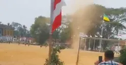 Sejumlah warga di Kecamatan Menes, Pandeglang, saat menyaksikan fenomena angin puyuh atau puting beliung mikro. (Sumber: Pos Kota/ Samsul Fatoni)