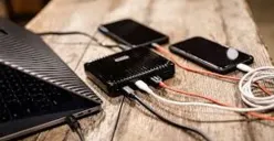 Perangkat berbaterai lithium-ion wajib dibawa ke kabin demi alasan keselamatan penerbangan, bukan dimasukkan ke bagasi tercatat. (Sumber: Wikimedia Commons)