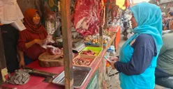 Yanah, 54 tahun, ibu rumah tangga, warga Pengasinan Depok,  mengeluhkan harga daging sapi tinggi di pasar tradisional. Dan pedagang daging keluhkan omset turun drastis akibat sepi pembeli. (Sumber: Pos Kota/ Angga)