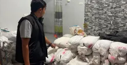 Dittipidter Bareskrim Polri menggagalkan dugaan penyelundupan 28 ton pasir timah yang rencananya dikirim ke Malaysia. (Sumber: Dok. Polda Metro Jaya)