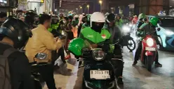 Sejumlah sopir ojol menunggu pesanan di dekat Stasiun MRT Lebak Bulus, Jakarta Selatan, Jumat, 14 Agustus 2026. (Sumber: Poskota/Ali Mansur)