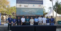 Direktur Utama BKI R. Benny Susanto bersama sejumlah pemangku kepentingan menandatangani nota kesepahaman untuk memperkuat keselamatan dan pengembangan industri pelayaran wisata dalam rangkaian IYF 2026 di Benoa, Bali. (Sumber: Istimewa)